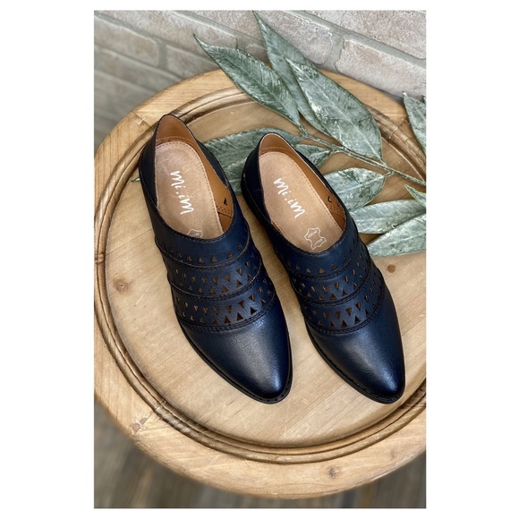 Mi.iM Shoes - Mi.iM "Stella" Triangle Cut Design Loafers--Black